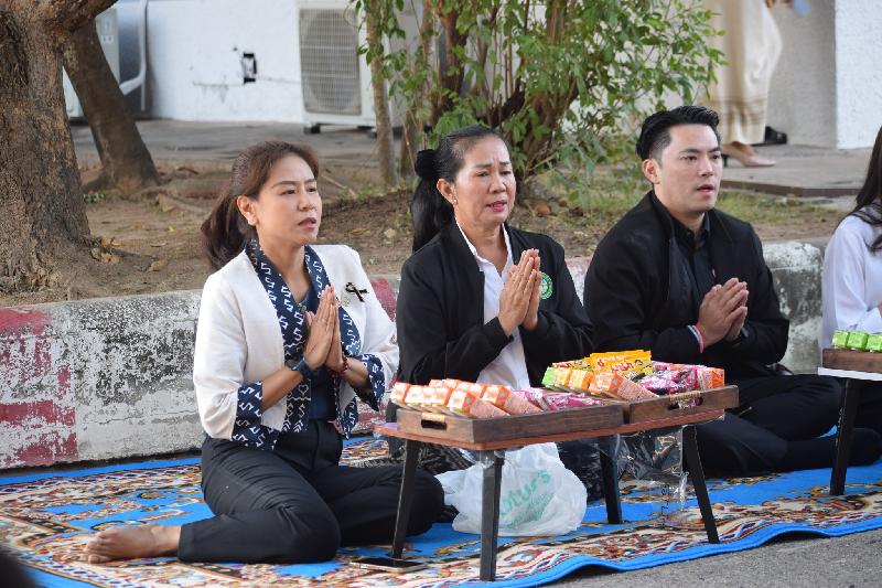 ทำบุญตักบาตร ส่งท้ายปีเก่าต้อนรับปีใหม่